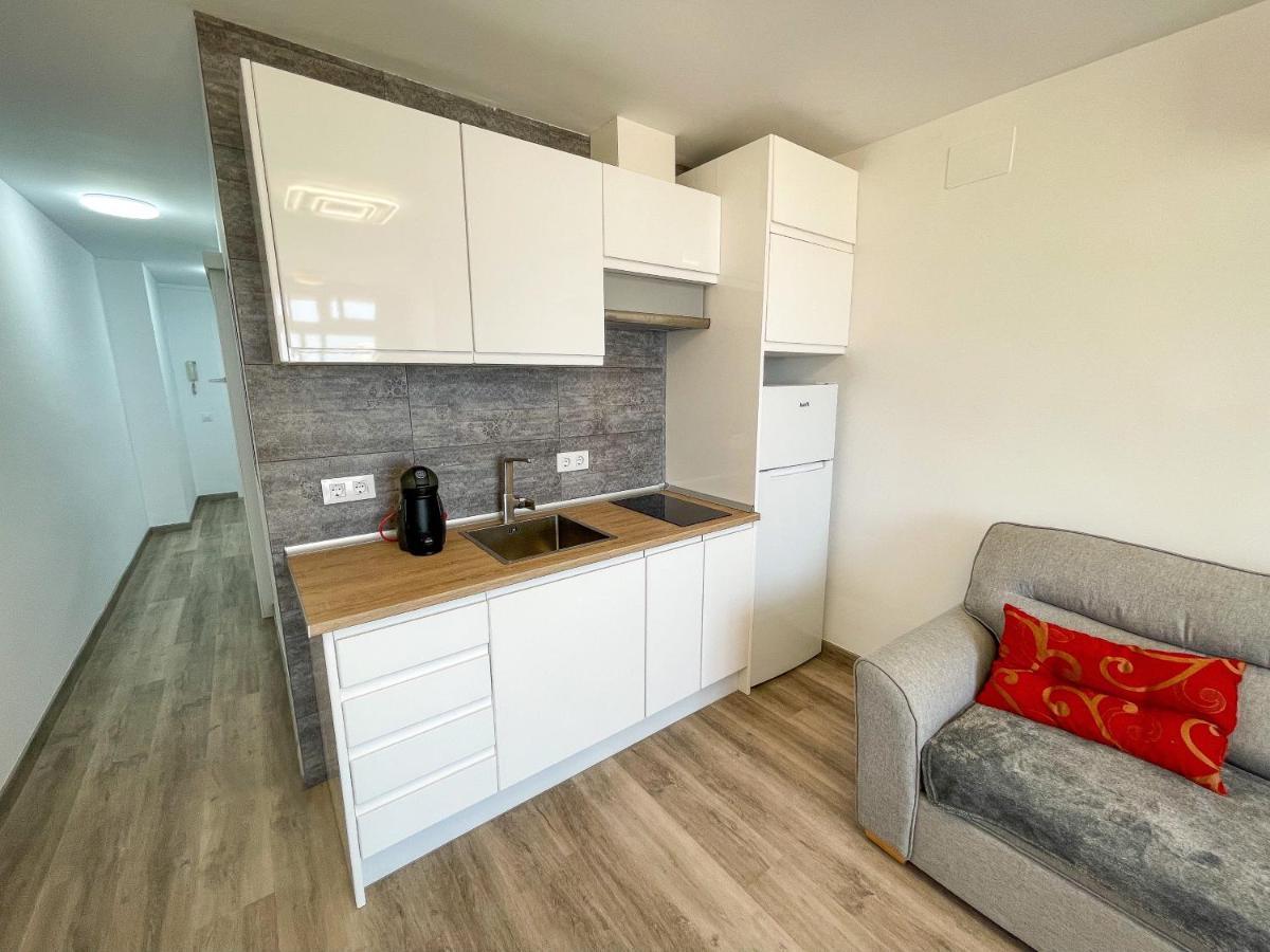 Calpe Sea View Apartment: Beachside Comfort with Wi-Fi and Parking Exterior photo